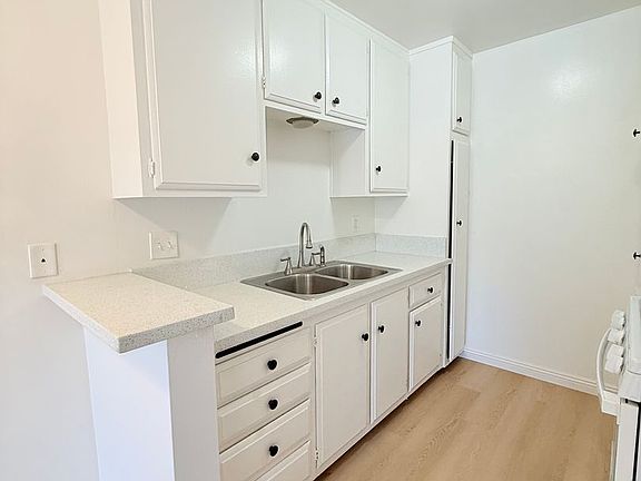 4th image of 3455 Emerald St #11