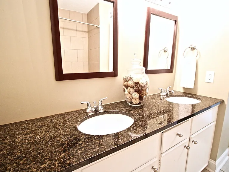 Plaza La Belle Apartments — Photo 38