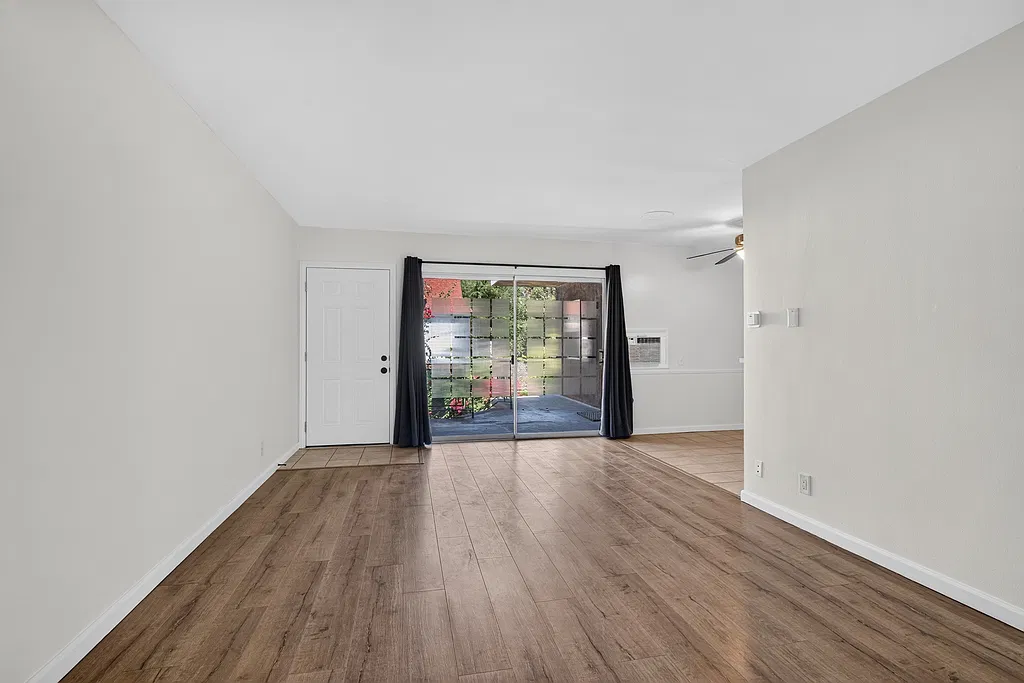 405 N Marengo Ave — Photo 2