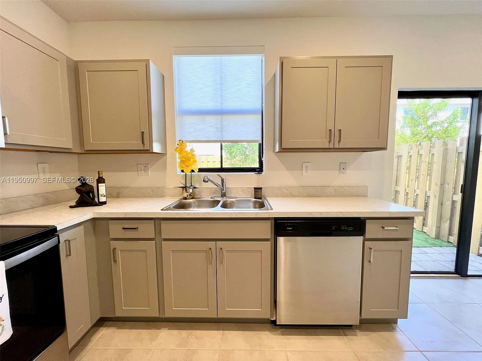 3 bed, 3.0 bath, $2,700 — Photo 2