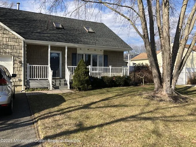 290 Delaware Dr photo 1