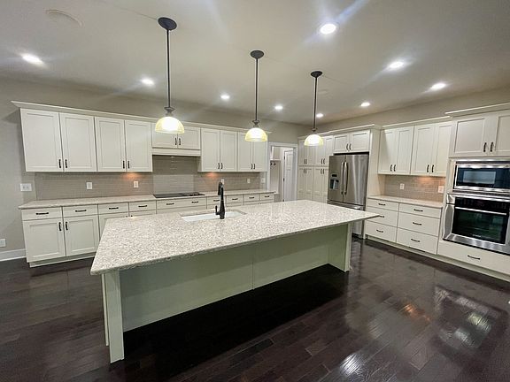 2nd image of 104 Peacock St