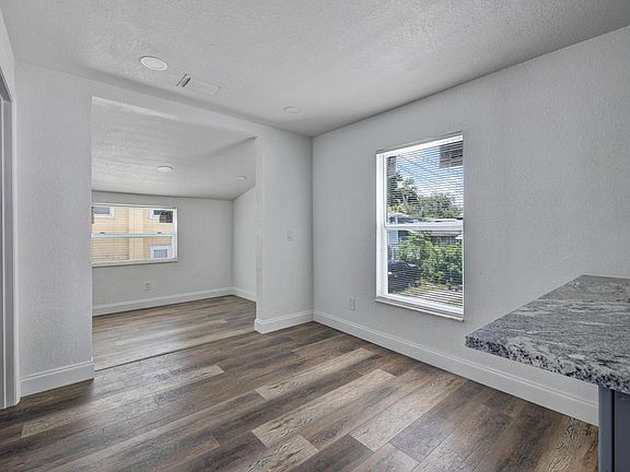 4th image of 736 Jackson St N #1/2