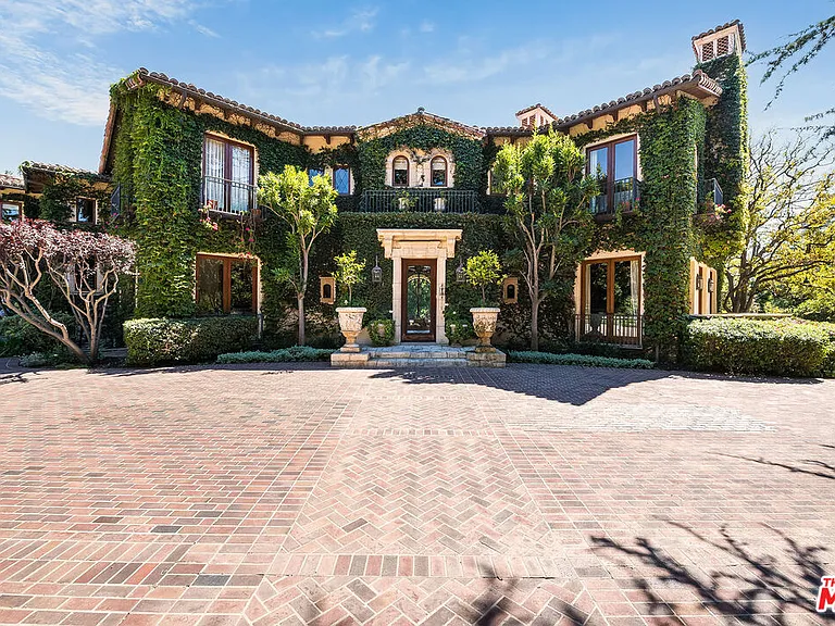 1550 Amalfi Dr — Photo 4