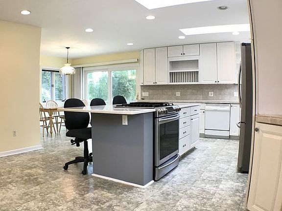 5th image of 1202 Greenleaf Dr