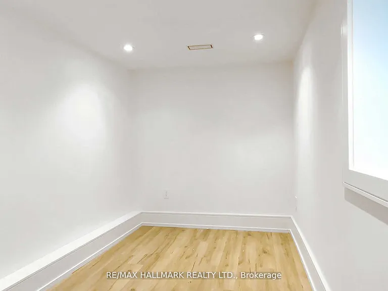 1 1/2 Delaney Cres — Photo 27