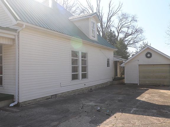3rd image of 405 SW 3rd St
