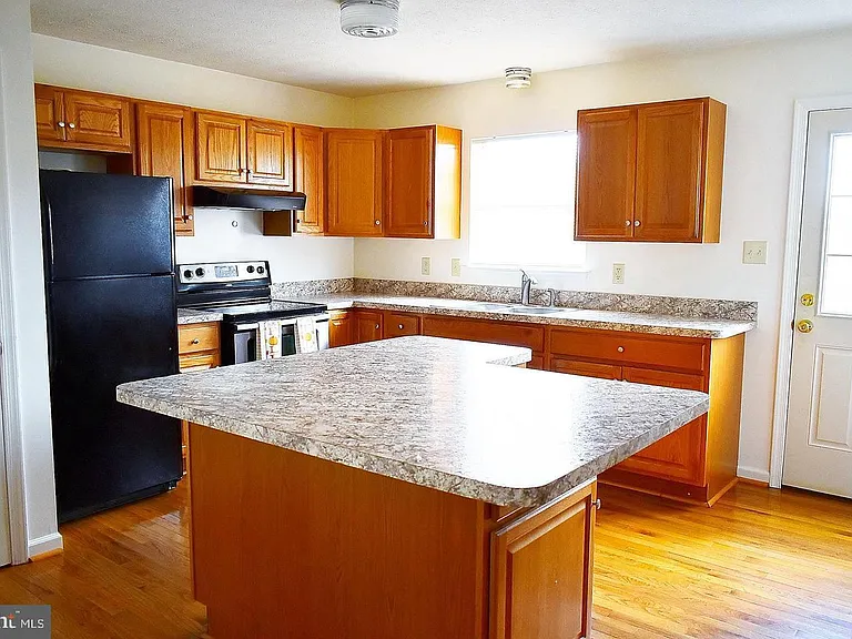107 Parkside Dr — Photo 3