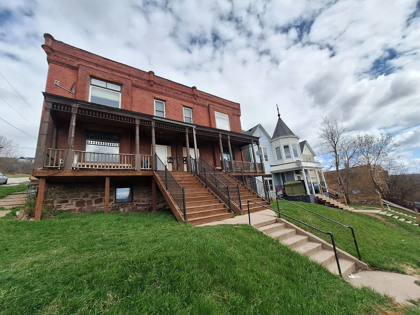 Large 2 Bedroom Open Now with an Amazing view! — Photo 2