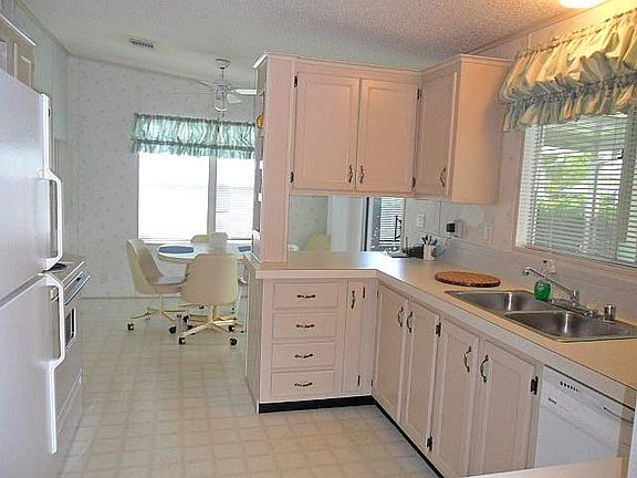 4th image of 6 Bayberry Dr
