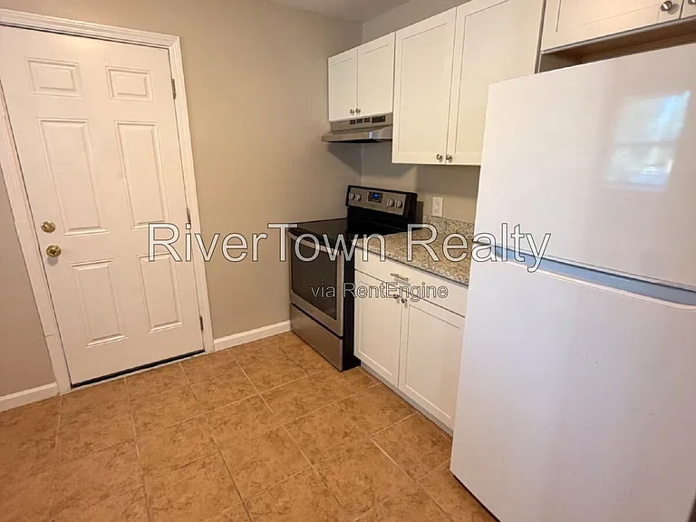 1102 Maria St — Photo 4