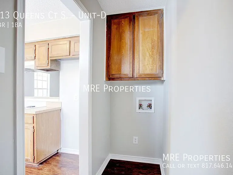 313 Queens Ct S #D — Photo 9