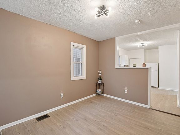 4th image of 254 Lexington Ave