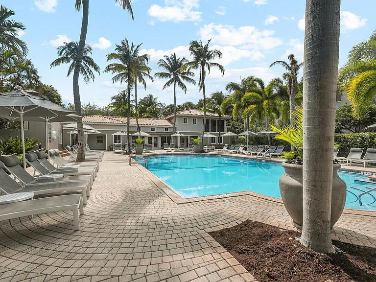 Coconut Palm Club Apartments — Photo 9