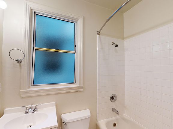 Bathroom with a toilet, sink and bathtub
