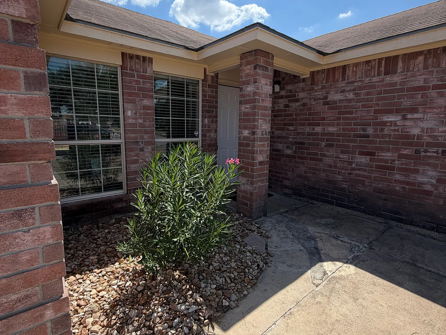 3 bed, 1220 sqft, $1,500 — Photo 2