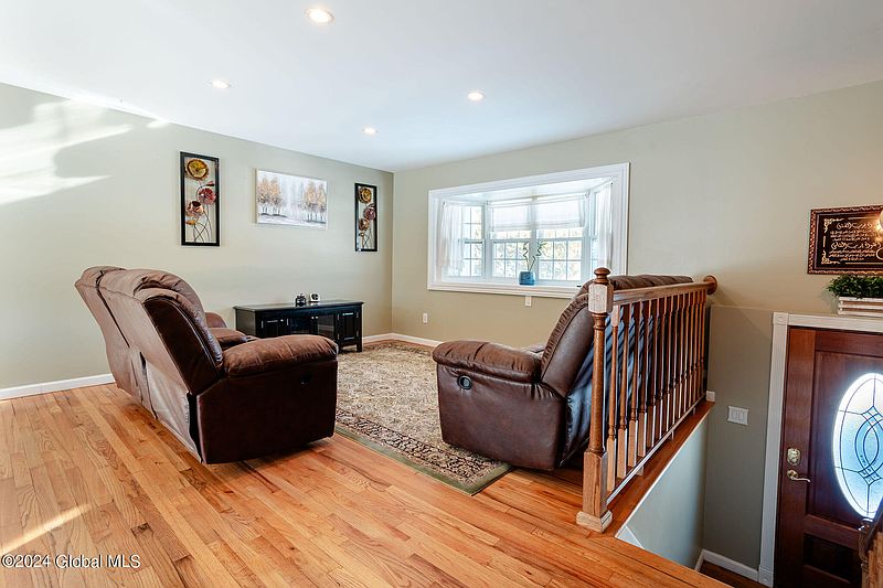 4th image of 7 Deerleap Place
