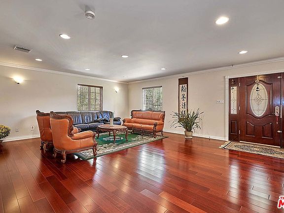 2nd image of 1111 S Wilton Pl