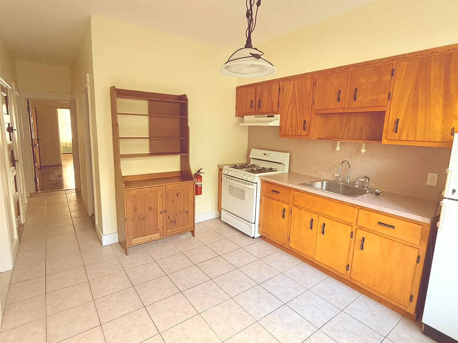 3 bed, 1.0 bath, 1100 sqft, $2,400 — Photo 3