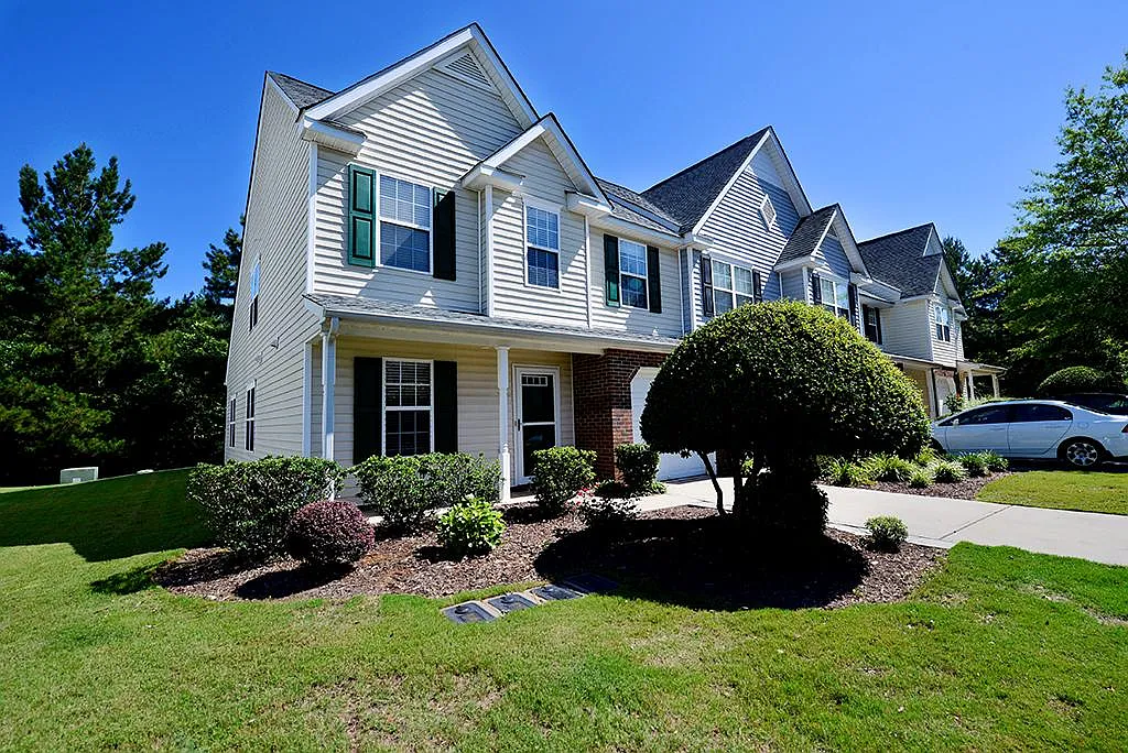 3 bed, 2.5 bath, 1600 sqft, $2,300 — Photo 1