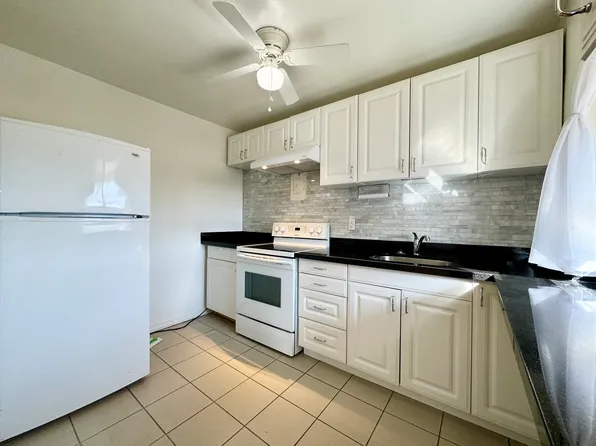 2696 Lake Shore Blvd W #5, Toronto, ON M8V 1G8