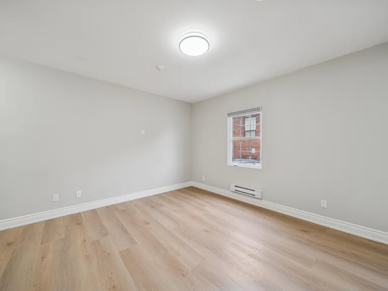 251 Simcoe St S #103 — Photo 7