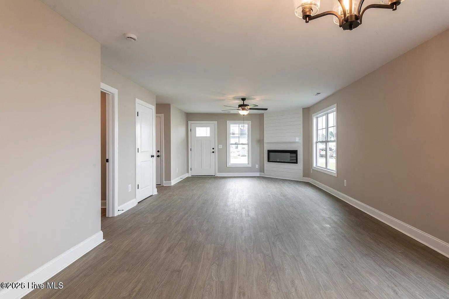 3 bed, 2.0 bath, 1691 sqft, $1,900 — Photo 3