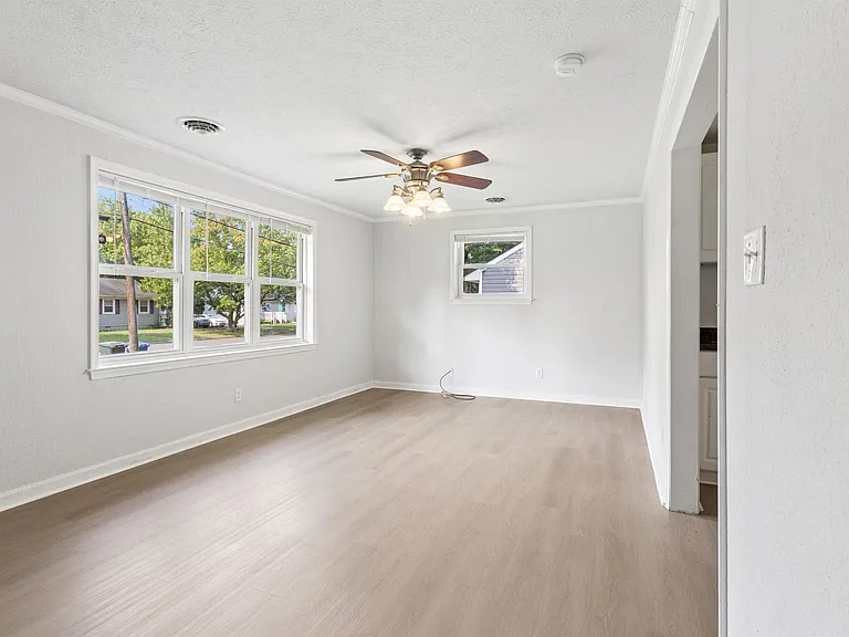11 Woodhaven Rd — Photo 3