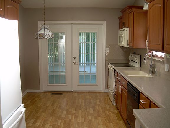 3rd image of 948 Elizabeth Ct