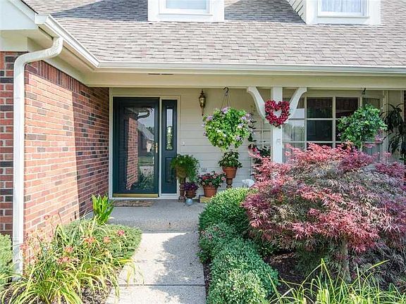 2nd image of 4972 Essex Dr