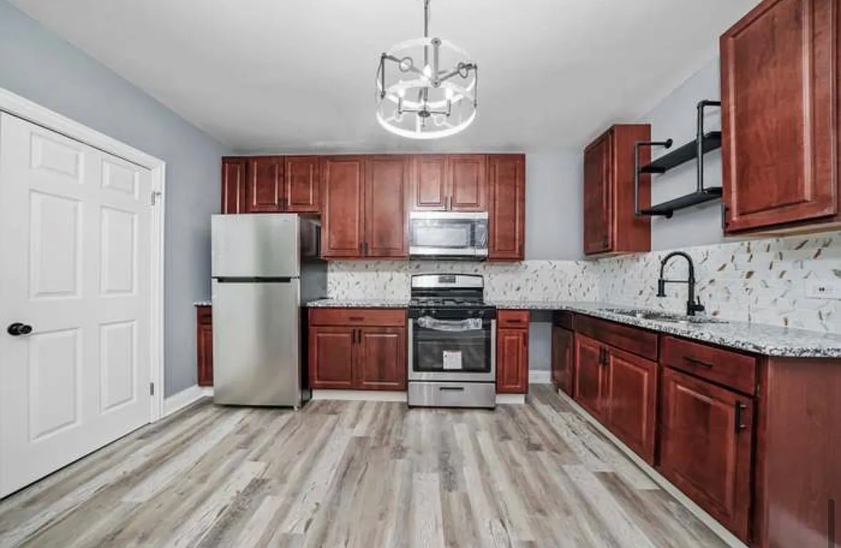 3 bed, 1200 sqft, $2,500 — Photo 2