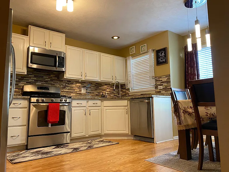 2424 Lexington Ln — Photo 9