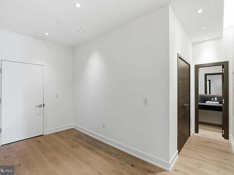 2110 Walnut St #301 — Photo 13