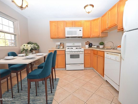 3rd image of 68 Edgelawn Ave APT 10
