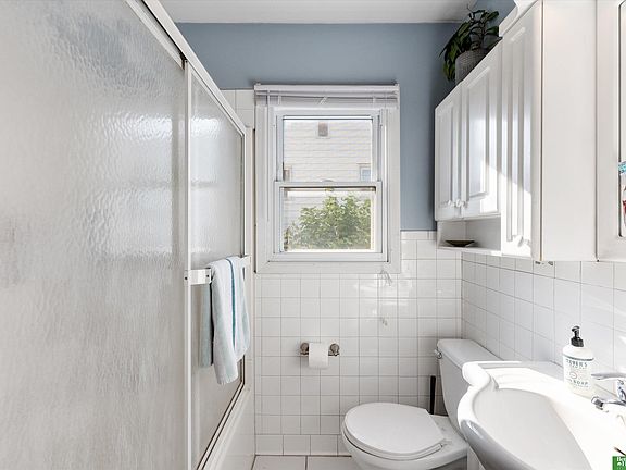 5th image of 709 W 32nd Ave