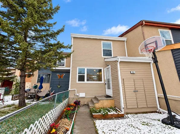 251 S Pensville Close SE, Calgary, AB T2A 5P2