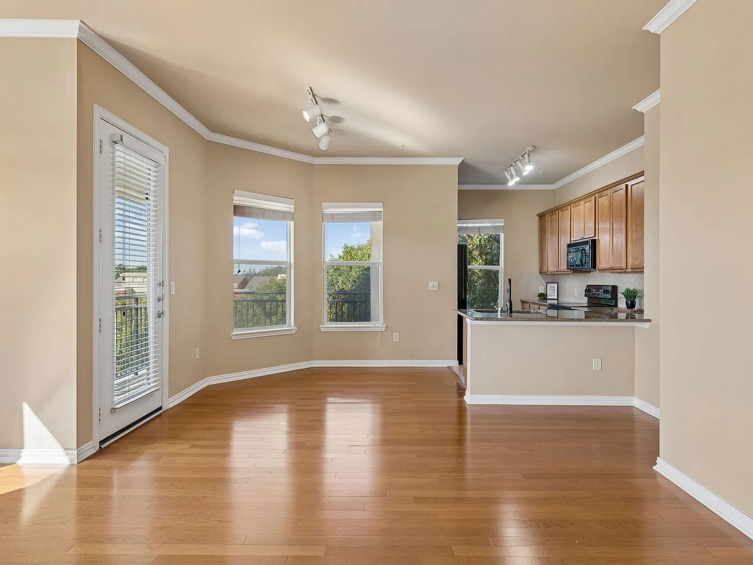 2 bed, 1193 sqft, $2,099 — Photo 3