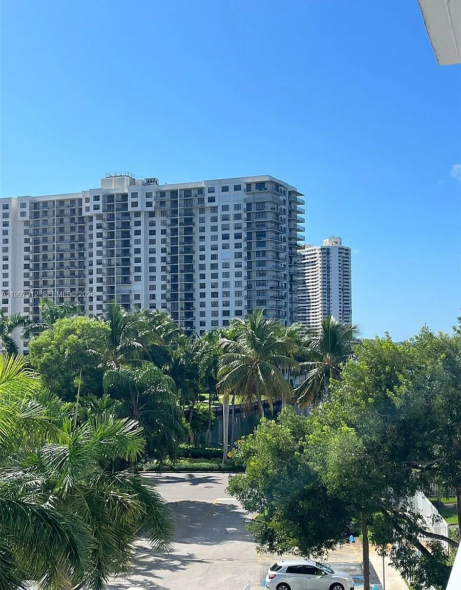 Admirals Port Condo East — Photo 2