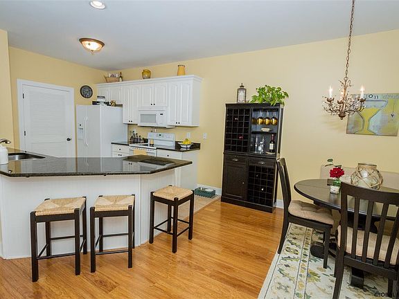 5th image of 324 Ballston Ave APT 1