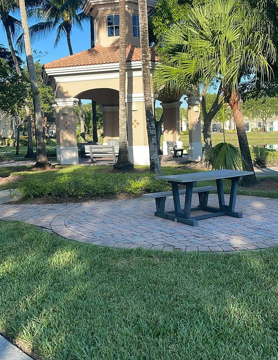 8370 SW 29th St — Photo 4