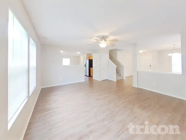 678 Runnymede Ct — Photo 2