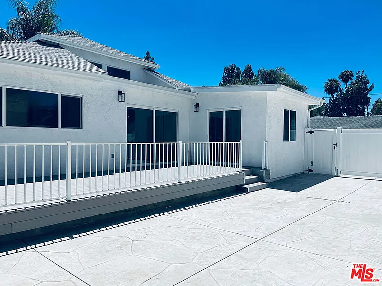 22131 Victory Blvd — Photo 22
