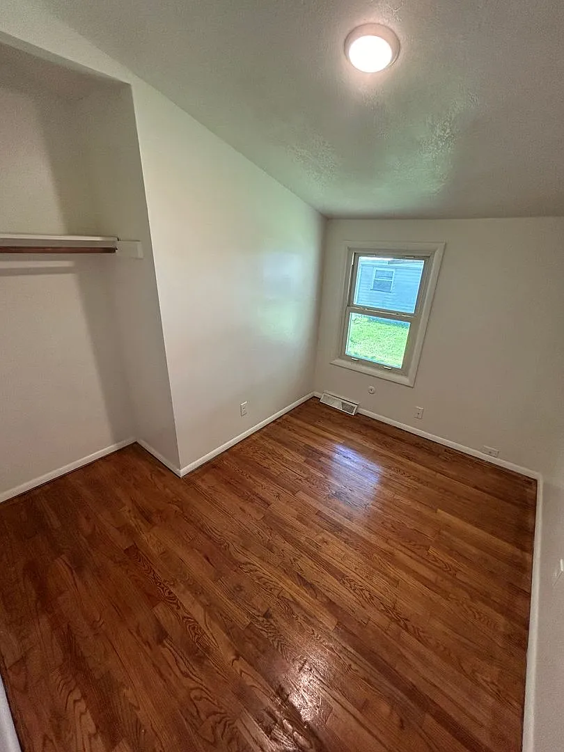 Spacious 3-Bedroom Home with Garage & Large Backyard — Photo 4