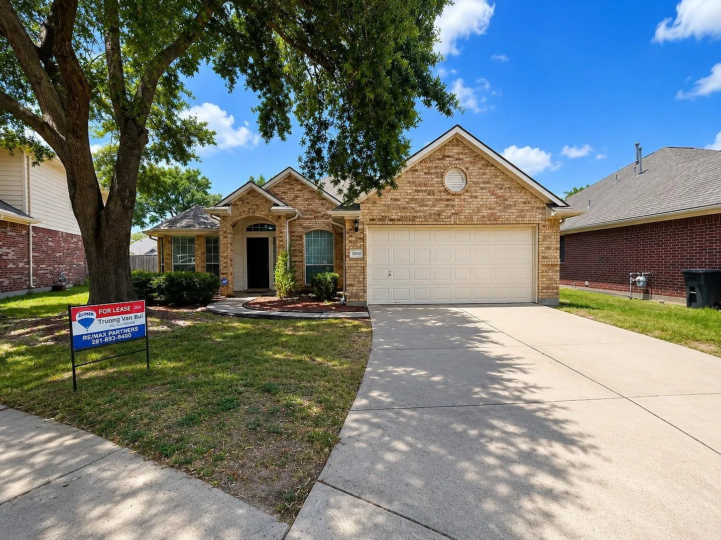 3 bed, 2.0 bath, 1844 sqft, $2,100 — Photo 2