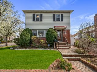 8303 258th St, Glen Oaks, NY 11004