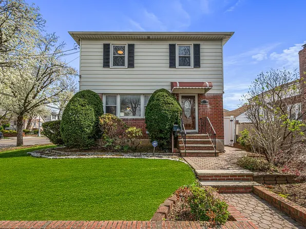 8303 258th St, Glen Oaks, NY 11004