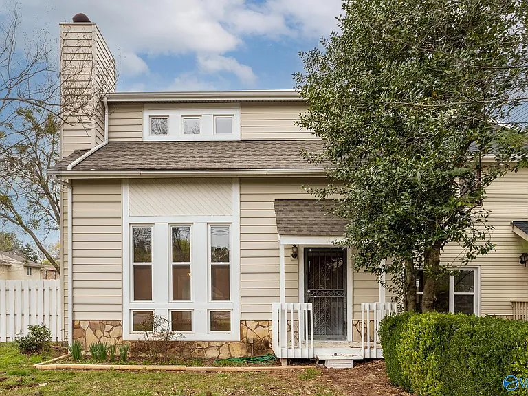 401 Hobbs Rd SE — Photo 1