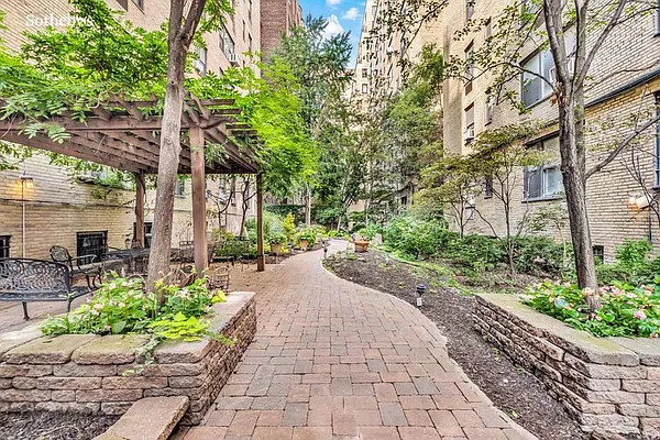 Sold by Sotheby's International Realty | media 9