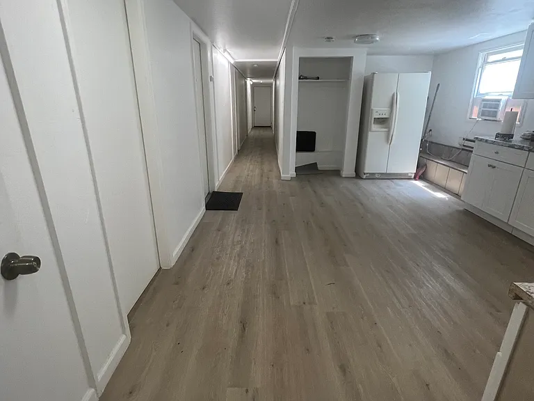 1106 E St #5 — Photo 2