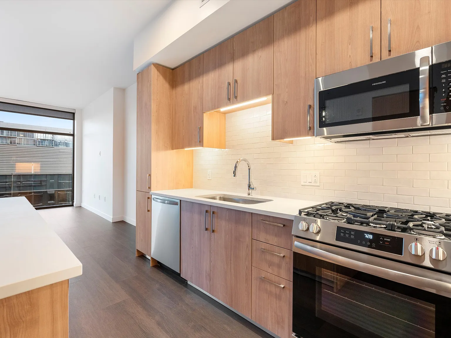 1 bed, 866 sqft, $2,700 — Photo 3